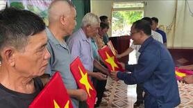 Khoen On rực sắc cờ đỏ, sáng mãi ảnh Bác Hồ