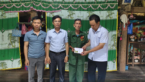 XÃ KHOEN ON TẶNG QUÀ NGÀY THƯƠNG BINH - LIỆT SĨ 27/7