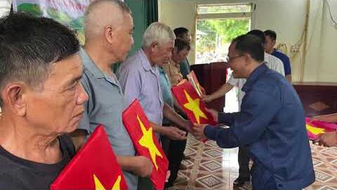 Khoen On rực sắc cờ đỏ, sáng mãi ảnh Bác Hồ