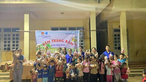 ĐÊM TRUNG THU SỚM Ở BẢN HUA ĐÁN