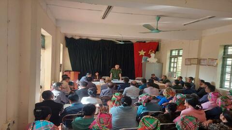 Công an xã Khoen On tăng cường tuyên truyền, vận động thu hồi vũ khí, vật liệu nổ trên địa bàn.