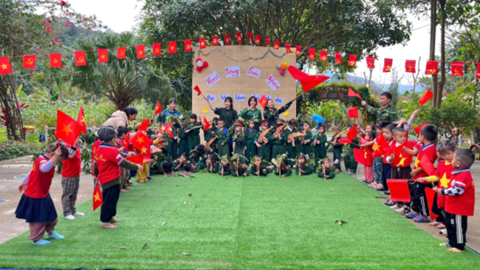 Bé tập làm chú bộ đội tí hon trường Mầm non Ta Gia