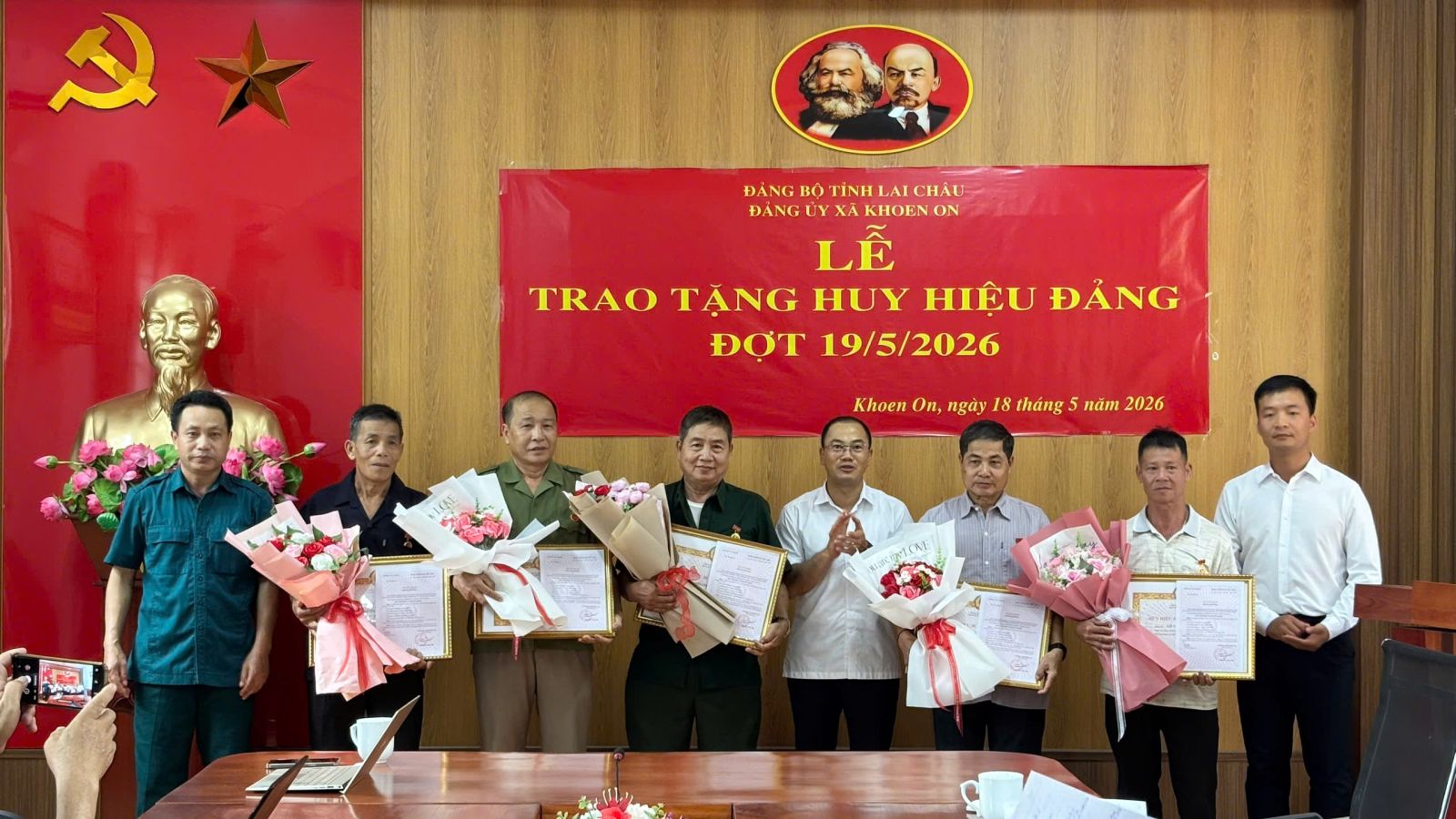 Đảng ủy xã Khoen On trao huy hiệu Đảng đợt 19/5/2026