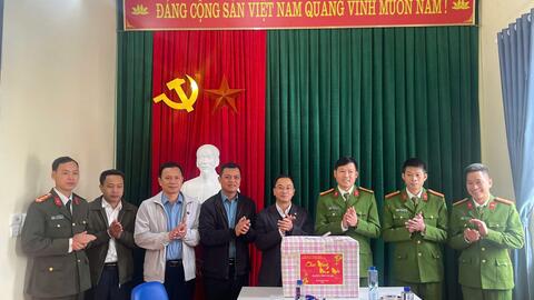 Lãnh đạo thường trực Đảng uỷ, HĐND, UBND, UBMTTQ Việt Nam xã chúc Tết một số đơn vị trên địa bàn xã