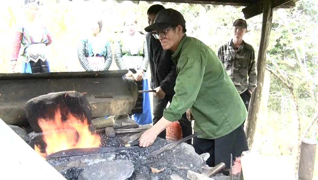 Nghề rèn truyền thống của đồng bào Mông